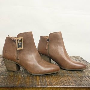 NWT Frye Judith Leather Double Zip Ankle Booties in Wheat Size 9
